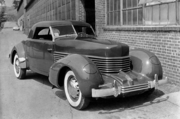 Замислен като начално ниво Duesenberg , 810 е присвоен от марката Cord. Инженерите приемат задвижване на предните колела и по ниска линия. Въпреки че тази конфигурация не е нова, тя е достатъчно рядка, за да направи 810 изключително необичаен автомобил на пазар, доминиран от задвижване на задните колела.

Визуално 810 се откроява с висок, дълъг капак, който му спечели прозвището &bdquo;нос на ковчег&ldquo; и фарове, скрити под прибиращи се капаци. Той става 812 (на снимката) през 1937 г. , същата година Cord добавя компресор към списъка с опции. 

Въпреки че 812 може да се противопостави на най-престижните автомобили в света, основателят на компанията Eрет Корд (1894-1974) е в процес на напускане на автомобилната индустрия. Неговата империя се разпада. Auburn и Duesenberg затварят през 1937 г. Производството на 812 приключва същата година и многобройните опити за възобновяване са неуспешни.